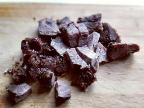 将熟牛肉切块。