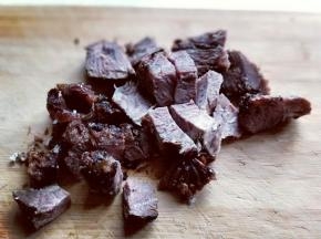 将熟牛肉切块。