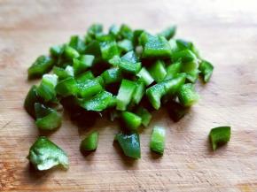 甜椒洗干净切丁。