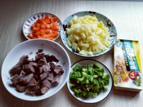 胡萝卜，土豆去皮切丁。
