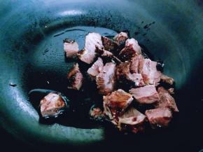 起油锅，将牛肉煸炒。