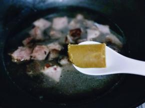 加入清水，加入咖喱块。