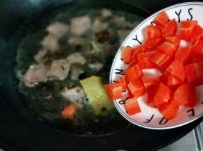 加入胡萝卜。