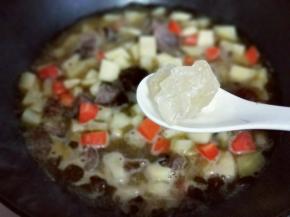 加入冰糖，大火烧开。