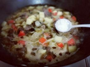 烧开后加入盐，将菜蔬烧熟。(因为牛肉是熟的，如果生牛肉的话，要将牛肉烧熟后再加入菜蔬。)