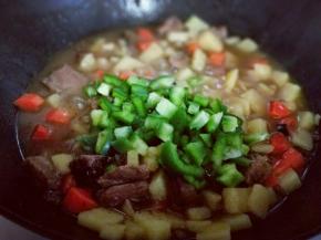 最后加入甜椒，烧开即可关火。