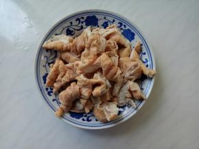 大肠斜切成小块。