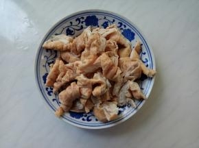 大肠斜切成小块。