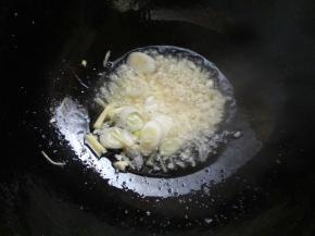热油下葱姜蒜爆香。