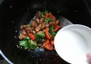 加盐调味，淋醋少许，一点点加水淀粉勾薄芡。