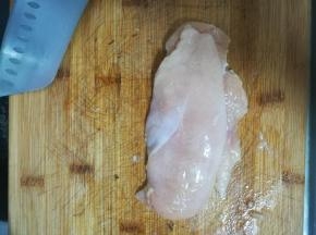 。鸡胸肉洗净。