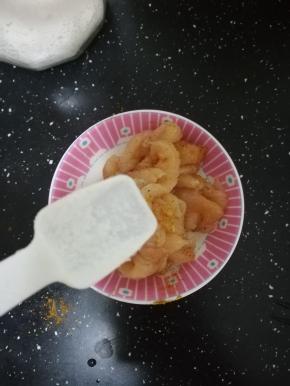 加入一点盐。拌匀。腌制半个小时以上。