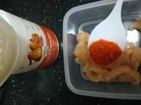 一份加入奥尔良腌料，拌匀。腌制半个小时以上。