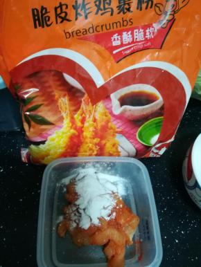 腌制好的鸡柳，倒入炸鸡裹粉。