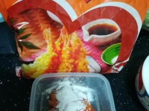 腌制好的鸡柳，倒入炸鸡裹粉。