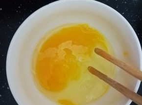 打散一个鸡蛋。。