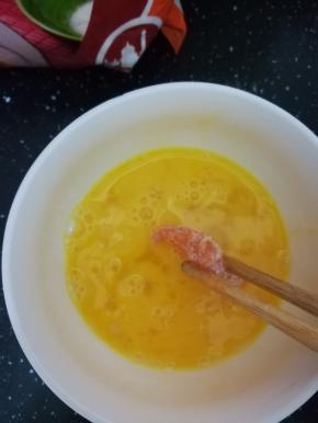 鸡柳放入蛋液就滚转一圈。