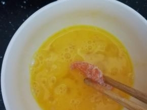 鸡柳放入蛋液就滚转一圈。