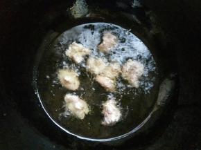 油锅7、8成热时，一个一个下大肠段炸制，不要粘连。