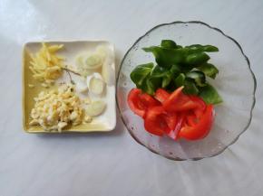 青椒、红椒用半个，去籽切成三角块。
葱花、姜丝、蒜末切好备用。