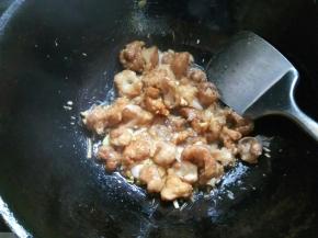 下大肠段，加糖、淋料酒、生抽。