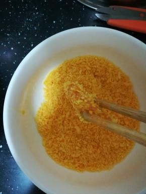 放入面包糠里滚一圈。