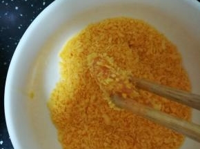 放入面包糠里滚一圈。