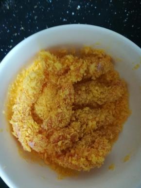 直到鸡柳均匀的粘满面包糠。