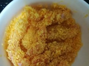 直到鸡柳均匀的粘满面包糠。