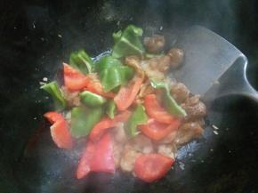 下青、红椒翻炒。