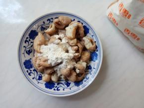 捞出冲洗干净，控干水，撒上2勺脆炸粉（淀粉也行），用手抓匀，使淀粉均匀蘸满大肠。