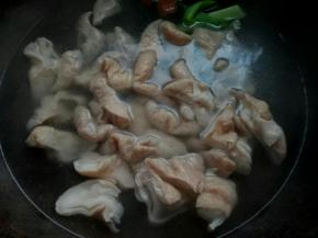 起锅凉水里放葱结、陈皮、料酒，再放入大肠大火煮开。