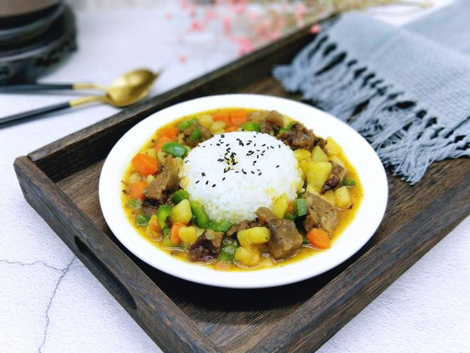 彩蔬咖喱牛肉饭
