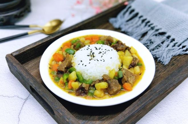 彩蔬咖喱牛肉饭