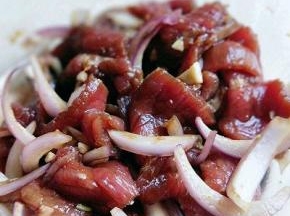 将所有的调味料加入，抓拌均匀，腌制20分钟以上。