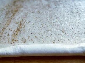 将面团用擀面杖擀成长方形。（可以再面板上涂上少许食用油，防沾。）
再面团表面涂上一层植物油。
再撒上花椒粉，将面团从一头向另一头卷起来，卷紧呦～