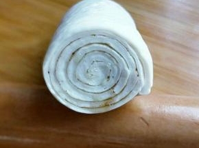 卷好的面团均匀分成4等份。看切出来的样子，层次分明。这款小饼不用擀的特别薄。