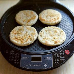 将饼胚放入电饼铛中。盖上盖子，小火，自动烙饼约5分钟。