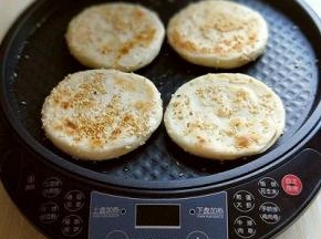 将饼胚放入电饼铛中。盖上盖子，小火，自动烙饼约5分钟。