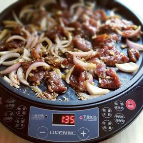 电饼铛插上电源，将下盘刷上少许油。
将腌制好的牛肉倒入，不断的翻炒，直到肉质变色，再继续炒2分钟即可。