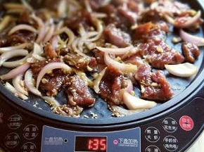 电饼铛插上电源，将下盘刷上少许油。
将腌制好的牛肉倒入，不断的翻炒，直到肉质变色，再继续炒2分钟即可。