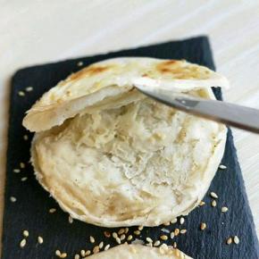 取一张饼，从中间切开，如图。
