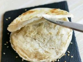 取一张饼，从中间切开，如图。