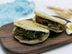 将烤肉填进饼中即可。