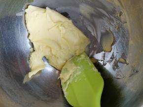 无盐黄油在室温下软化成用刮刀很容易拌开的程度