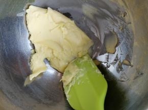 无盐黄油在室温下软化成用刮刀很容易拌开的程度