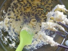 用打蛋器搅打成羽毛状