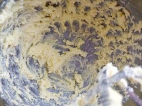 加入细砂糖或等量糖粉打匀