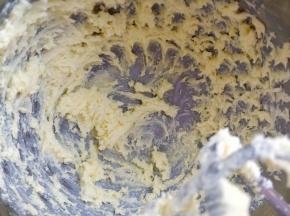 加入细砂糖或等量糖粉打匀