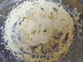 逐次少量加入全蛋液，每次都搅打到完全吸收，再加入下一次，